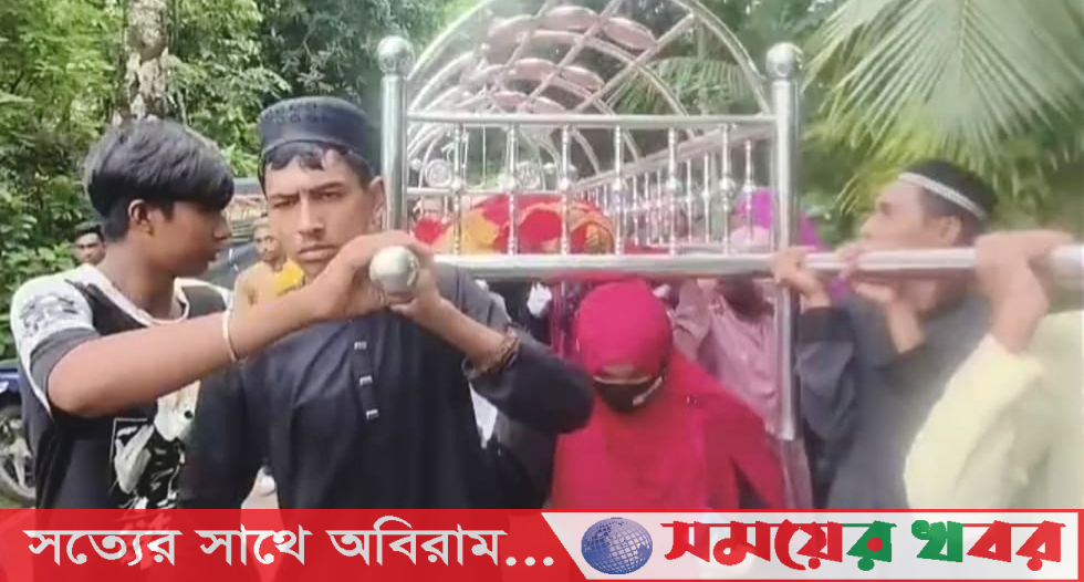 চরফ্যাশনে ট্রলির ধাক্কায় শিক্ষার্থী নিহত, মরদেহ কাঁধে নিয়ে সহপাঠীদের বিক্ষোভ